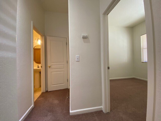 Building Photo - Charming 5 bedroom 2.5 bathroom home located in Natomas!