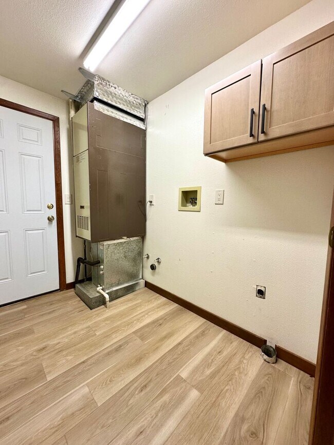 Building Photo - Remodeled 3 Bed Home in Deschutes River Woods with A/C & Large Fenced Yard