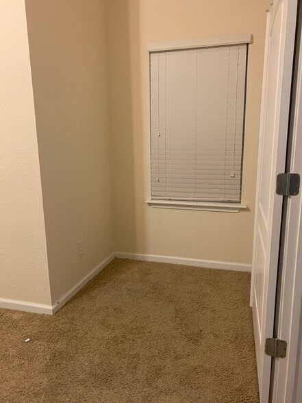 Third Bedroom/Study Nook - 200 Larkin Place