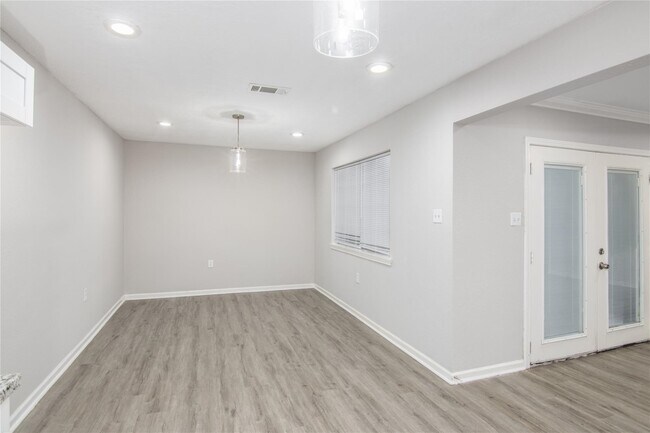 Building Photo - 1702 Athens Dr