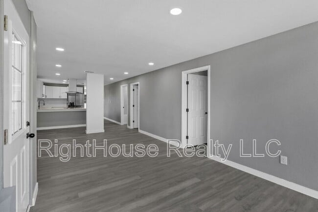 Building Photo - 315 Bayview St