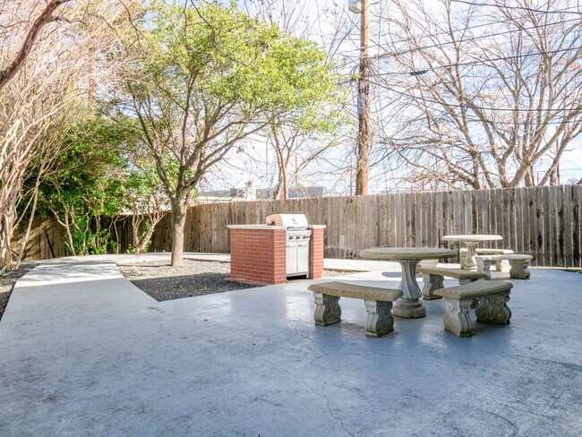 Building Photo - 2122 Hancock Dr