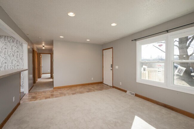 Building Photo - 122 Willa Ln