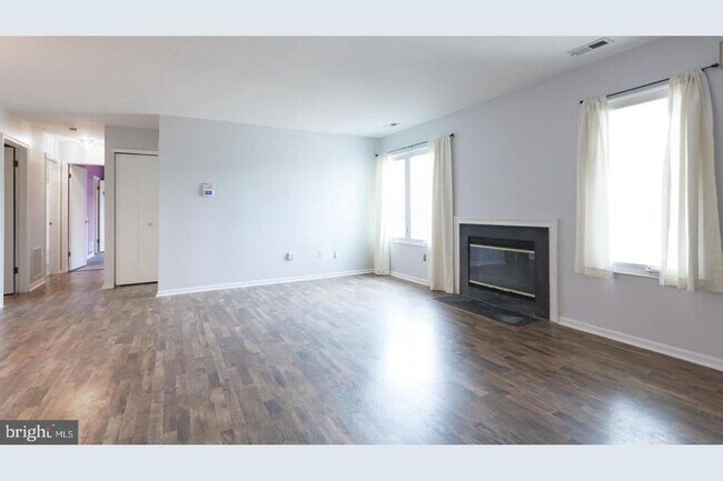 Building Photo - Crestwood 2 bed Condo Available September 1