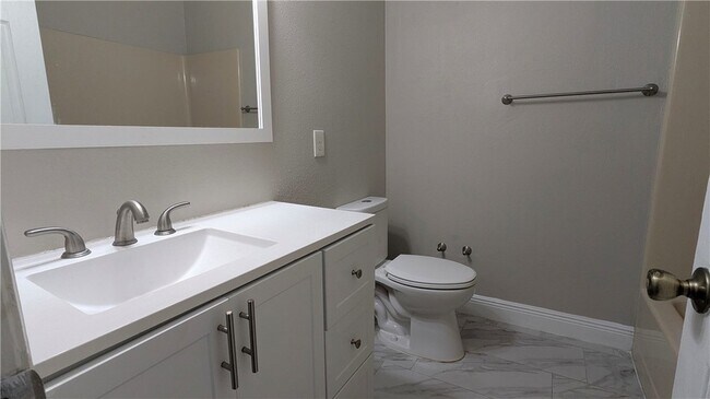 Building Photo - 795 Rolling Hill Dr