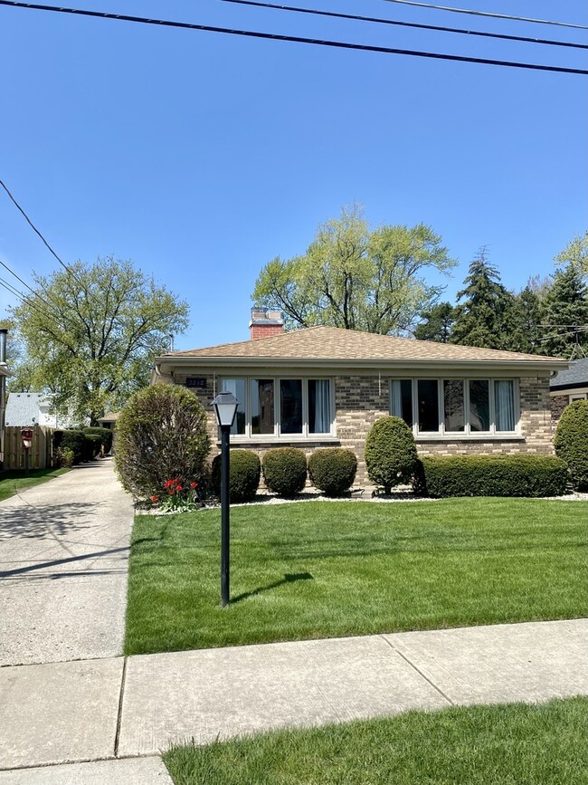 Building Photo - 2242 Eastview Dr