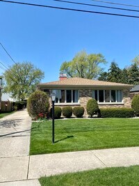 Building Photo - 2242 Eastview Dr