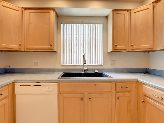 Building Photo - 4 Bedroom POOL Home in Largo