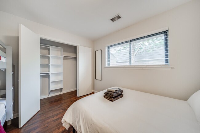 Building Photo - 1021 Mellville Dr