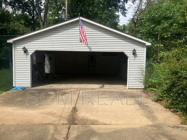 Building Photo - 315 N Cedar St