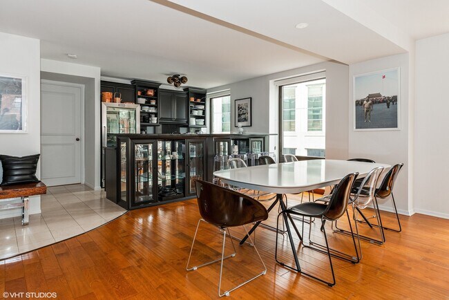 Building Photo - 40 E Delaware Pl