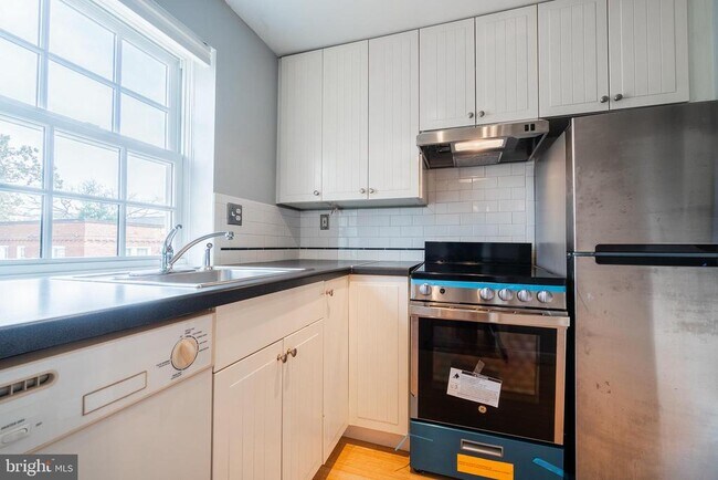 Building Photo - 1713 N Troy St