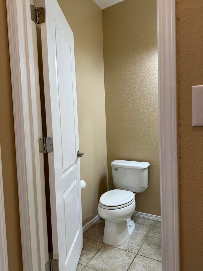 Building Photo - 10812 Fort Point Ln NE