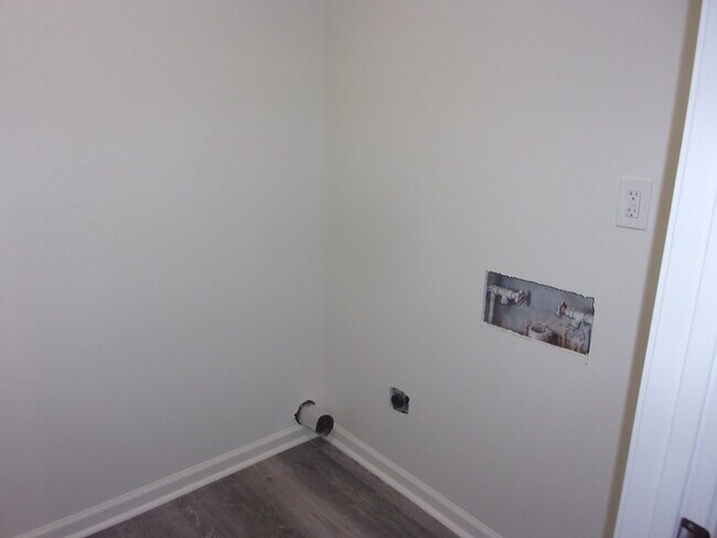 Building Photo - 2796 Flora Ave