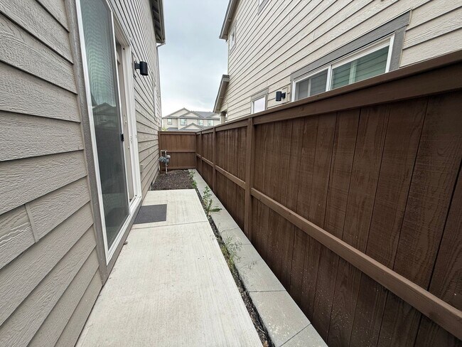 Building Photo - Beautiful 3 Bed/2.5 Bath Townhome - NE Bend