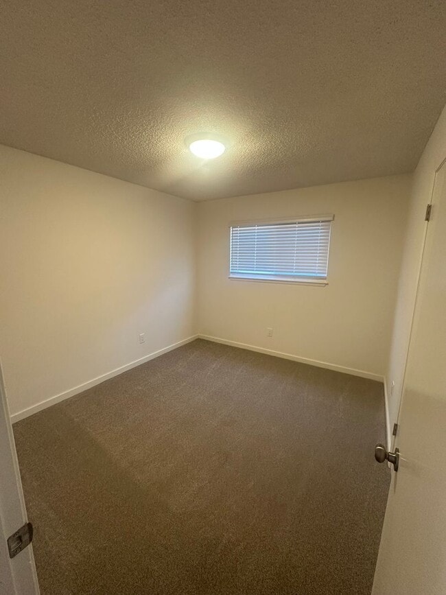 Building Photo - Remodeled 3 Bedroom!