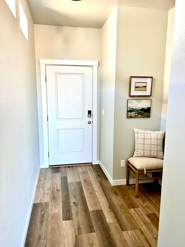 Building Photo - 3 Bedroom 2.5 Bath w/Community Pool AVAILA...
