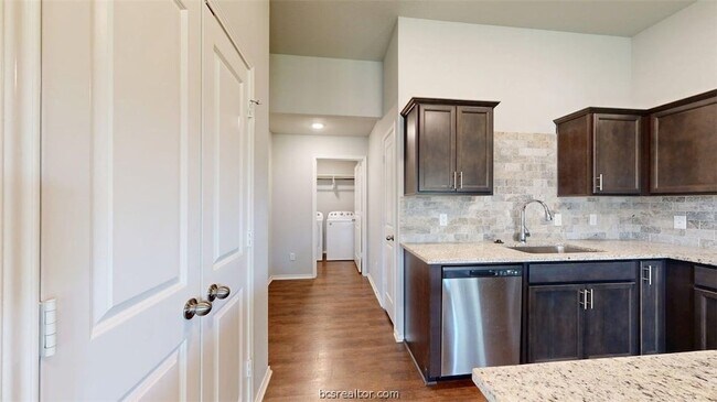 Building Photo - 803 Meadow Brook Dr