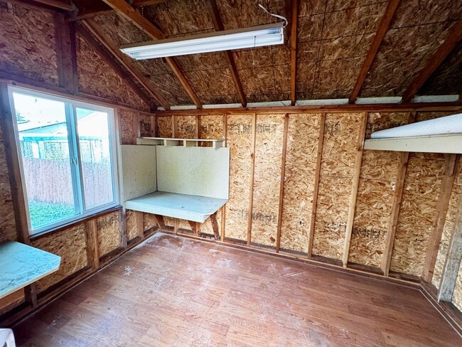 Building Photo - Spacious 3-4 Bedroom Home with Low Mainten...