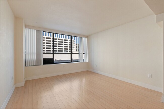 Building Photo - Condo at Belvedere Towers!