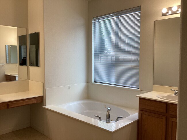 Building Photo - 5162 W Home Ave