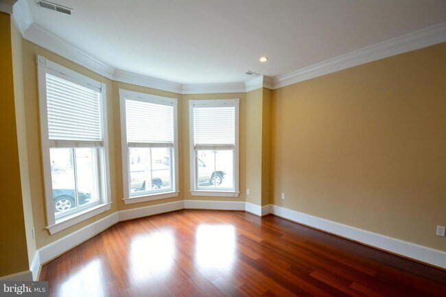 Building Photo - 900 N Washington St