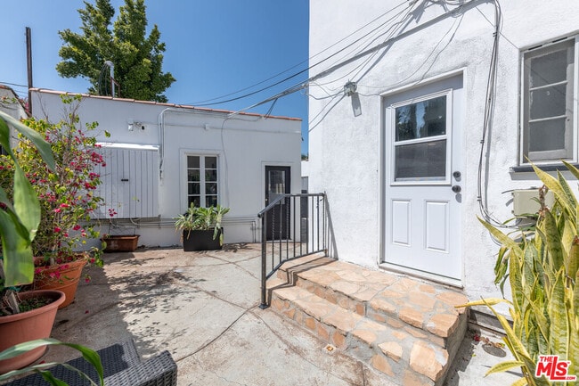 Building Photo - 1010 S Point View St