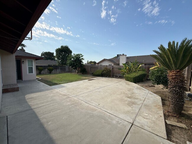 Building Photo - SW Corner Lot Home!