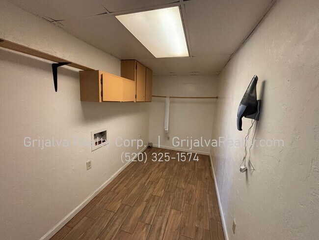 Building Photo - 3 Bed, 2 Bath Townhouse for Rent on the East Side (Escalante/Kolb)