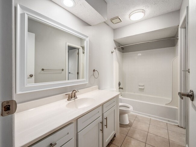 Building Photo - 2017 Queensgate Ln