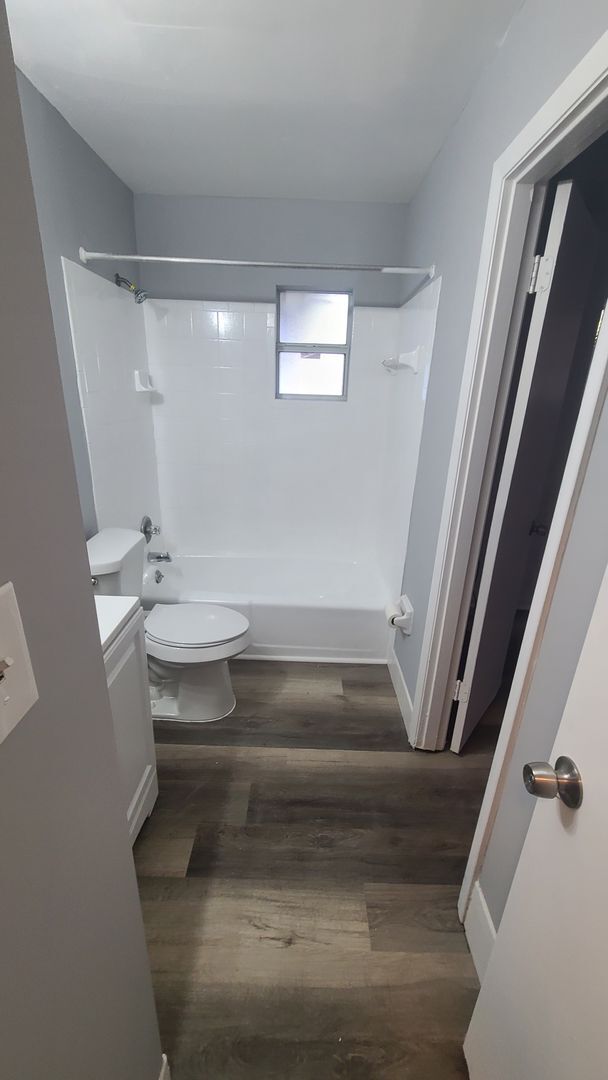 Building Photo - Fully Renovated 3/1 with huge fenced-in ba...