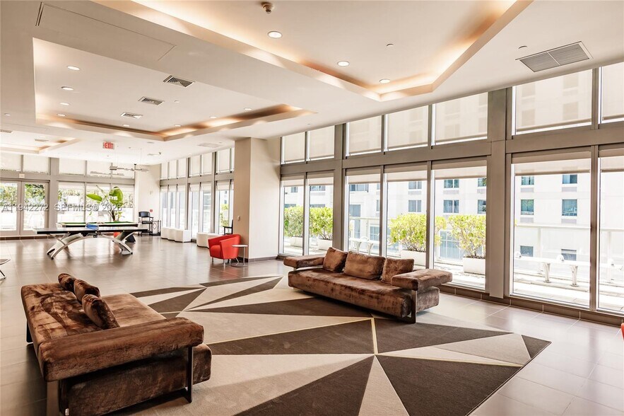 Building Photo - 1111 SW 1st Ave