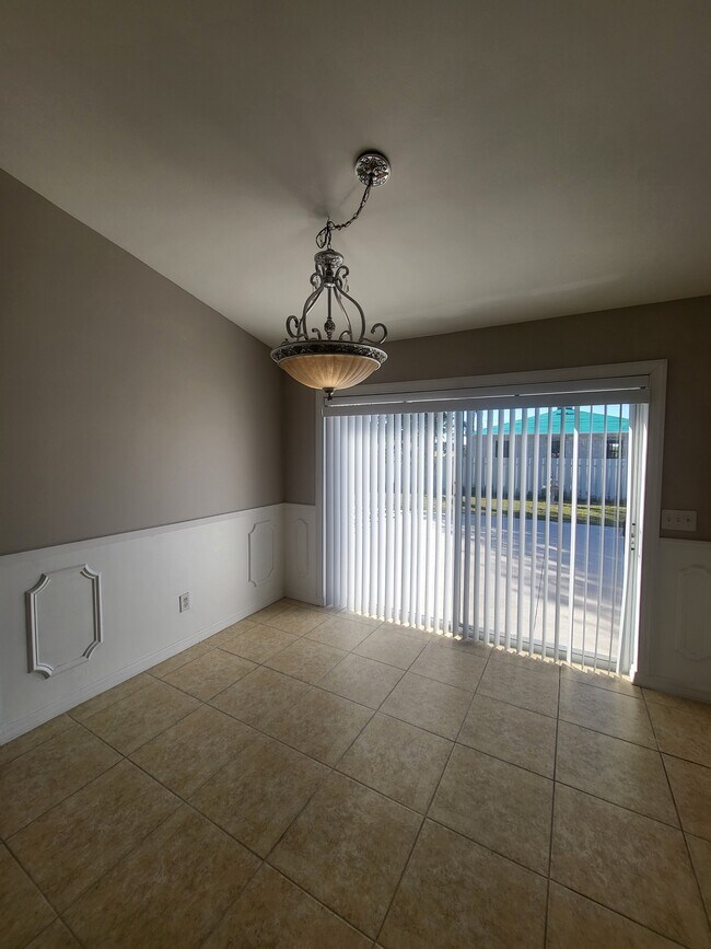 Building Photo - 1008 NW 12th Terrace