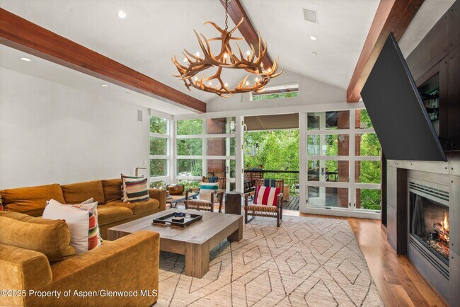 Building Photo - 706 E Hyman Ave