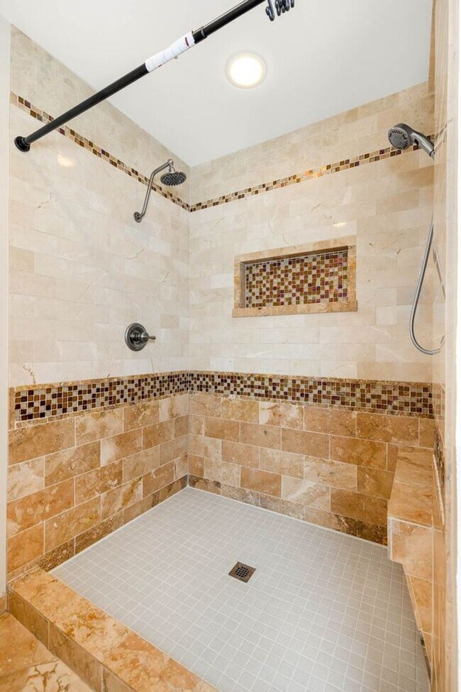 Building Photo - Charming Ravenna home with 5 bedrooms, 4 b...