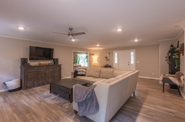 Building Photo - 210 Elliott Ct