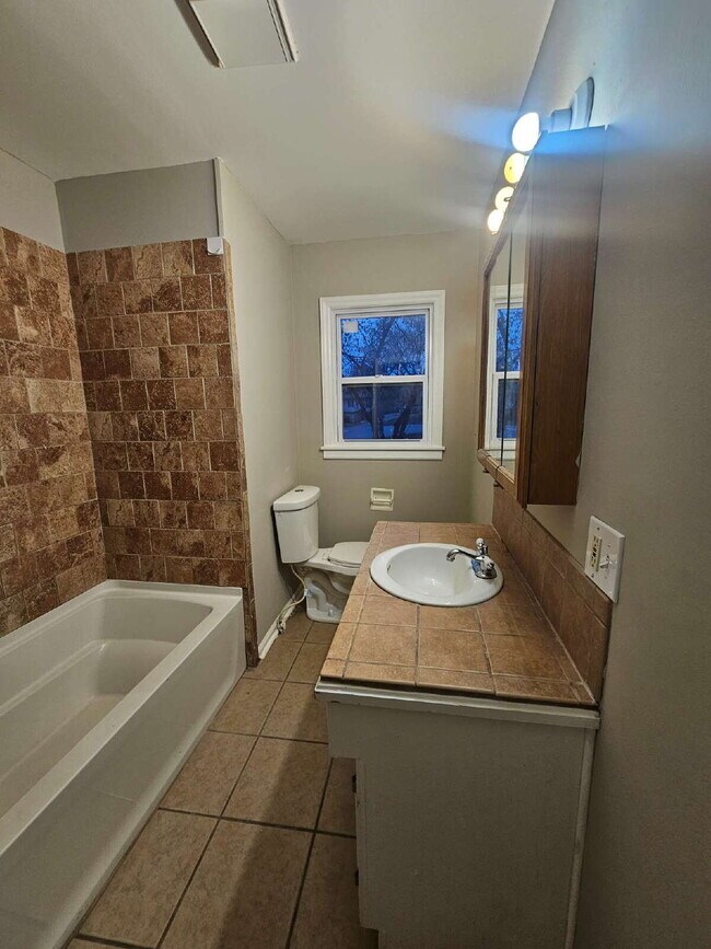 Building Photo - 4 BEDROOM RANCH with BIG YARD