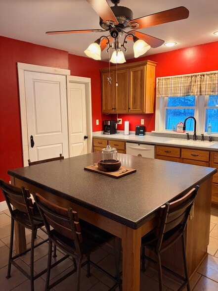 Building Photo - 2644 E Sherman Hollow Rd