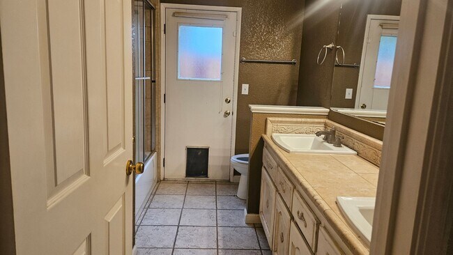 Building Photo - Great NW home with POOL & SOLAR!