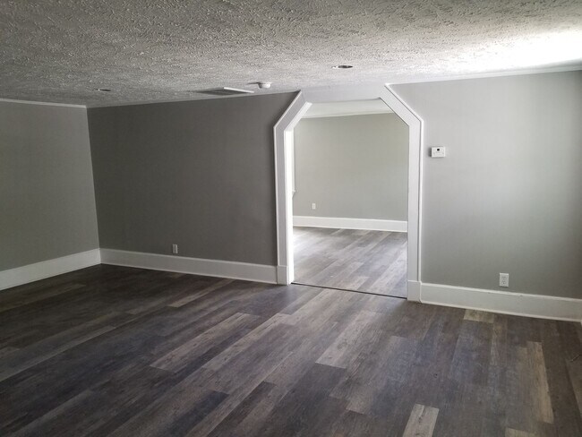 Building Photo - Cozy Home