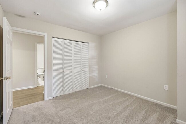 Building Photo - Modern 3BD, 2.5BA North Raleigh Townhome with Upgrades in a Prime Location Near Top Shopping, Din...