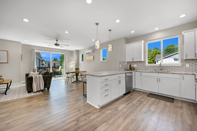 Building Photo - Modern 4-Bed Home in Sunstone Place