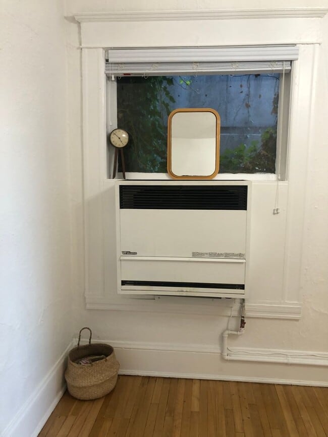 Building Photo - Cute CORNER 1 BR- high ceilings, clawfoot tub, up to 3 pets! NEW SPECIALS!