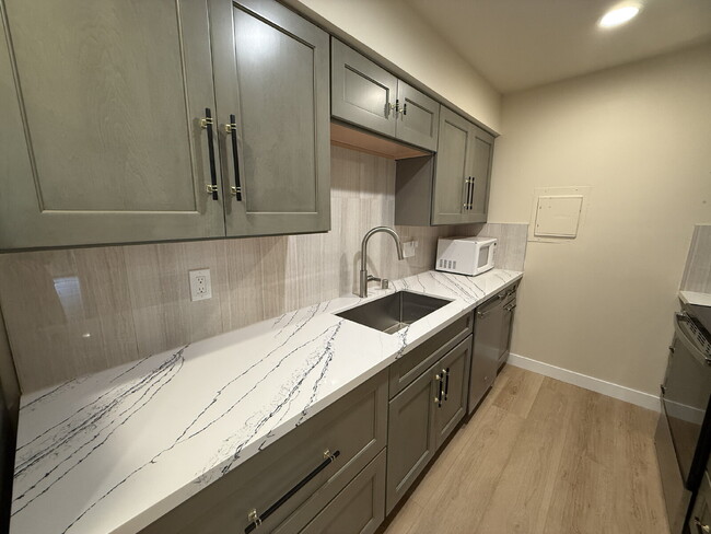 Building Photo - Fully Remodeled Bellevue Condo Available Now!
