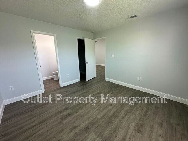 Building Photo - 7526 University Garden Dr