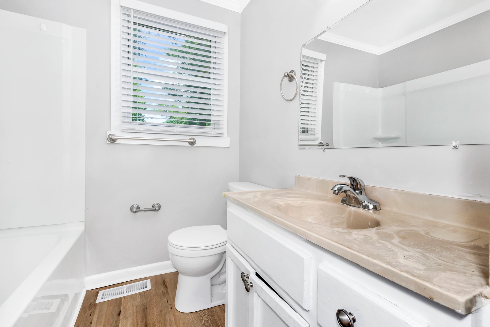 Building Photo - 914 Linwood Dr NW