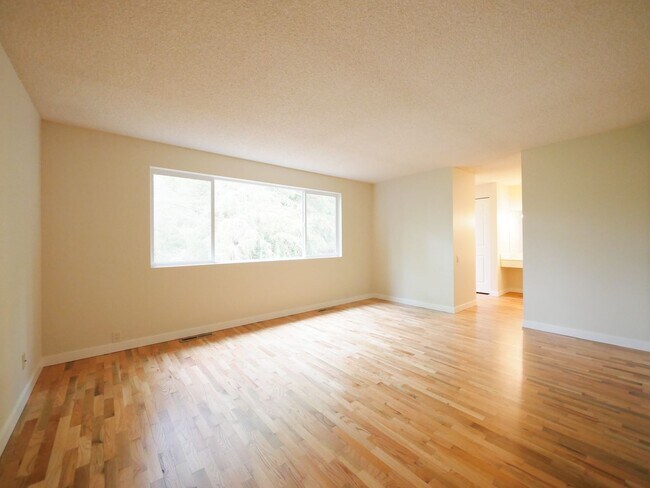 Building Photo - 3 Bed and 3 Bath Plus Office Private Singl...