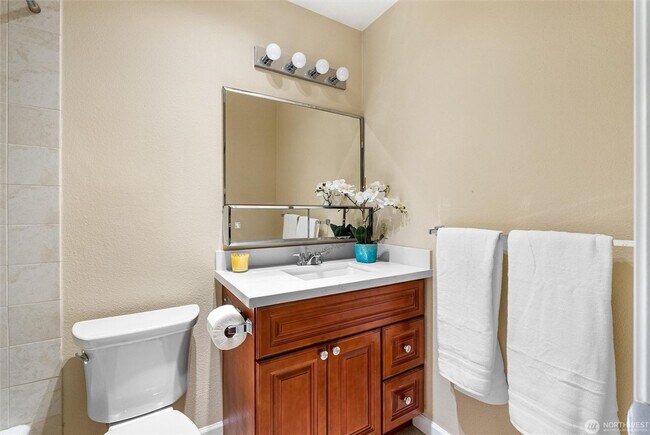 Building Photo - 2550 Thorndyke Ave W