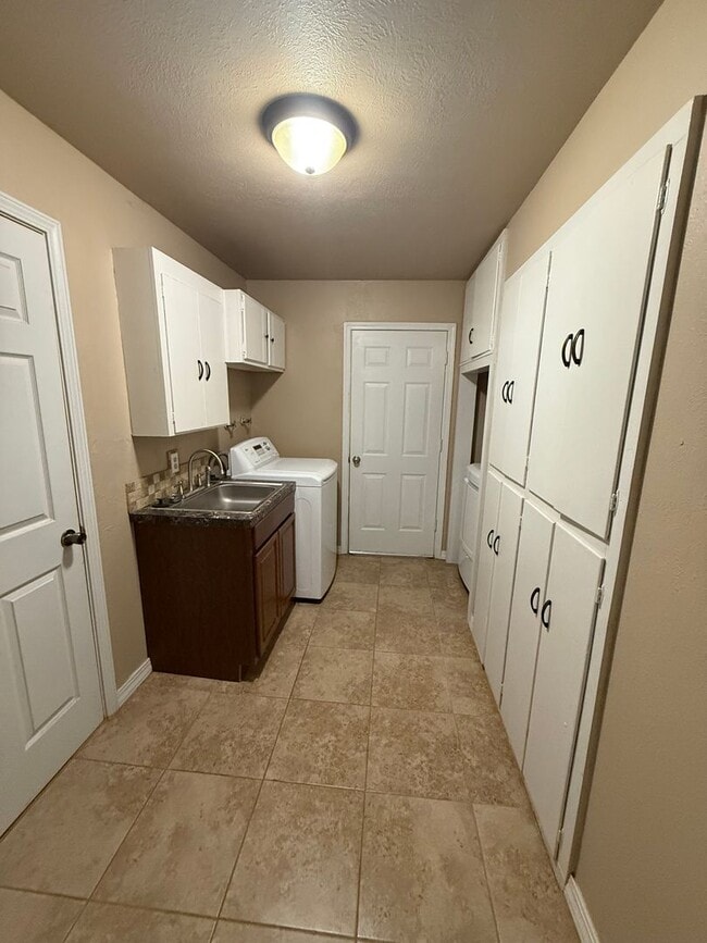 Building Photo - Cozy 3 BDR Home Located in the Sandia Scho...