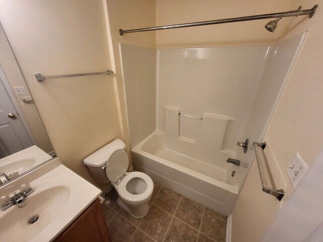 Building Photo - Beautiful modern 3bed/2.5ba townhouse!